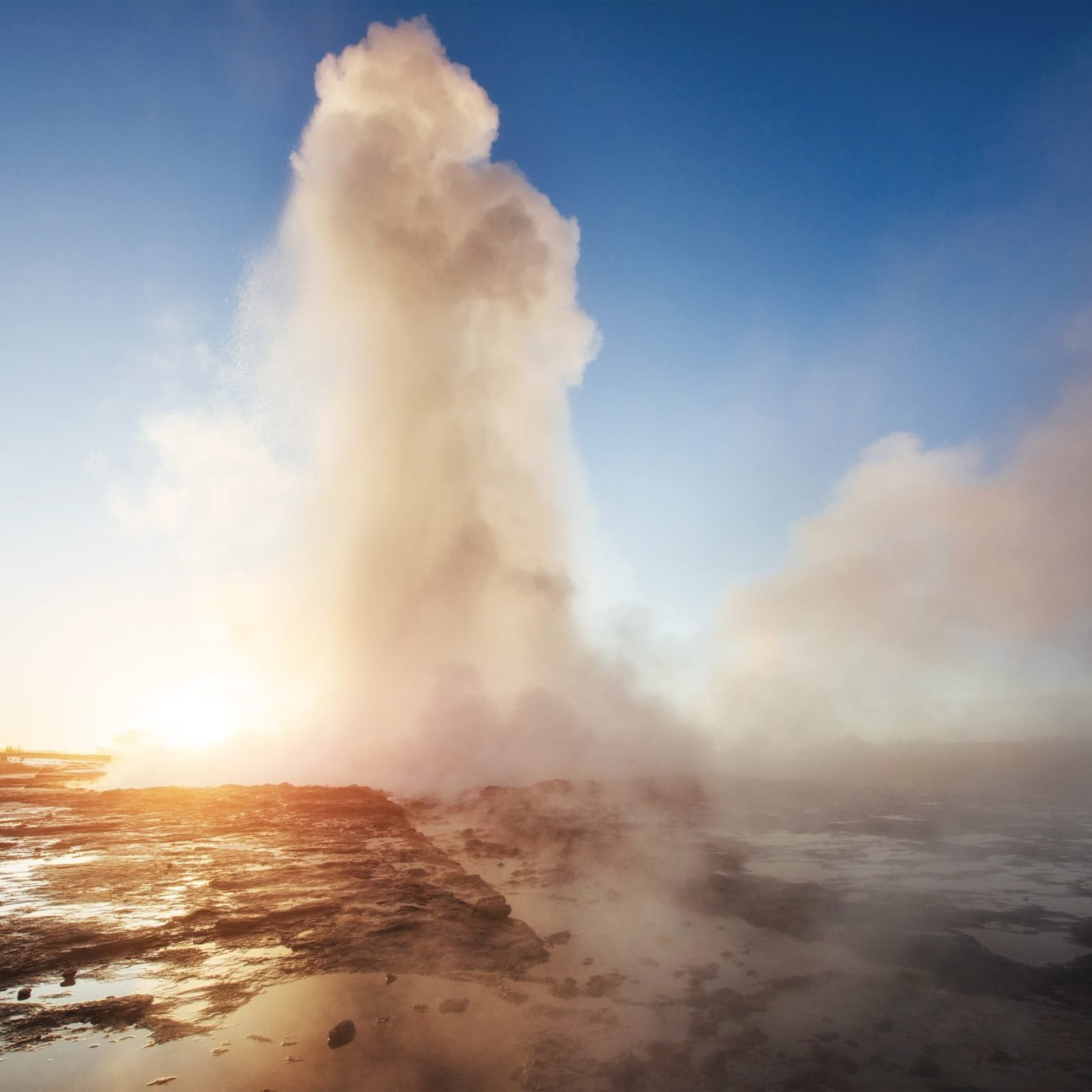 L'Islanda: una terra di ghiaccio e fuoco, dove la natura selvaggia regna sovrana. Un luogo perfetto per un viaggio di nozze indimenticabile, all'insegna dell'avventura e del romanticismo.