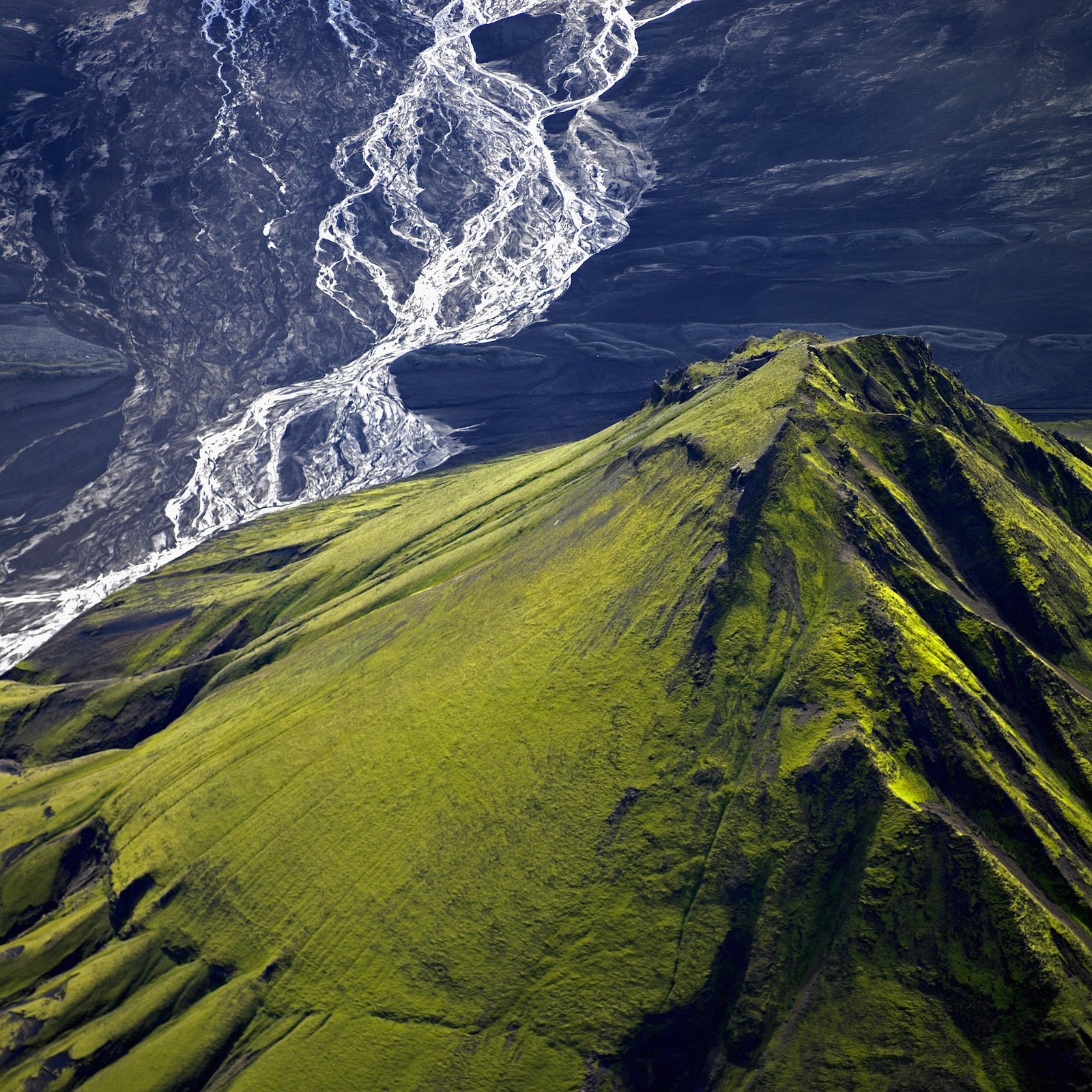 L'Islanda: una terra di ghiaccio e fuoco, dove la natura selvaggia regna sovrana. Un luogo perfetto per un viaggio di nozze indimenticabile, all'insegna dell'avventura e del romanticismo.