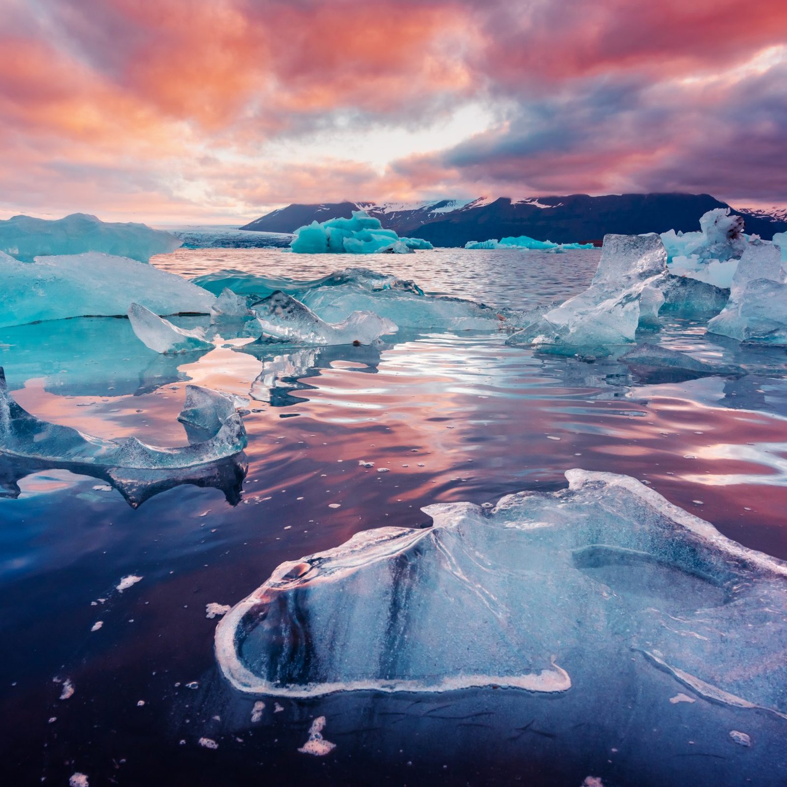 L'Islanda: una terra di ghiaccio e fuoco, dove la natura selvaggia regna sovrana. Un luogo perfetto per un viaggio di nozze indimenticabile, all'insegna dell'avventura e del romanticismo.