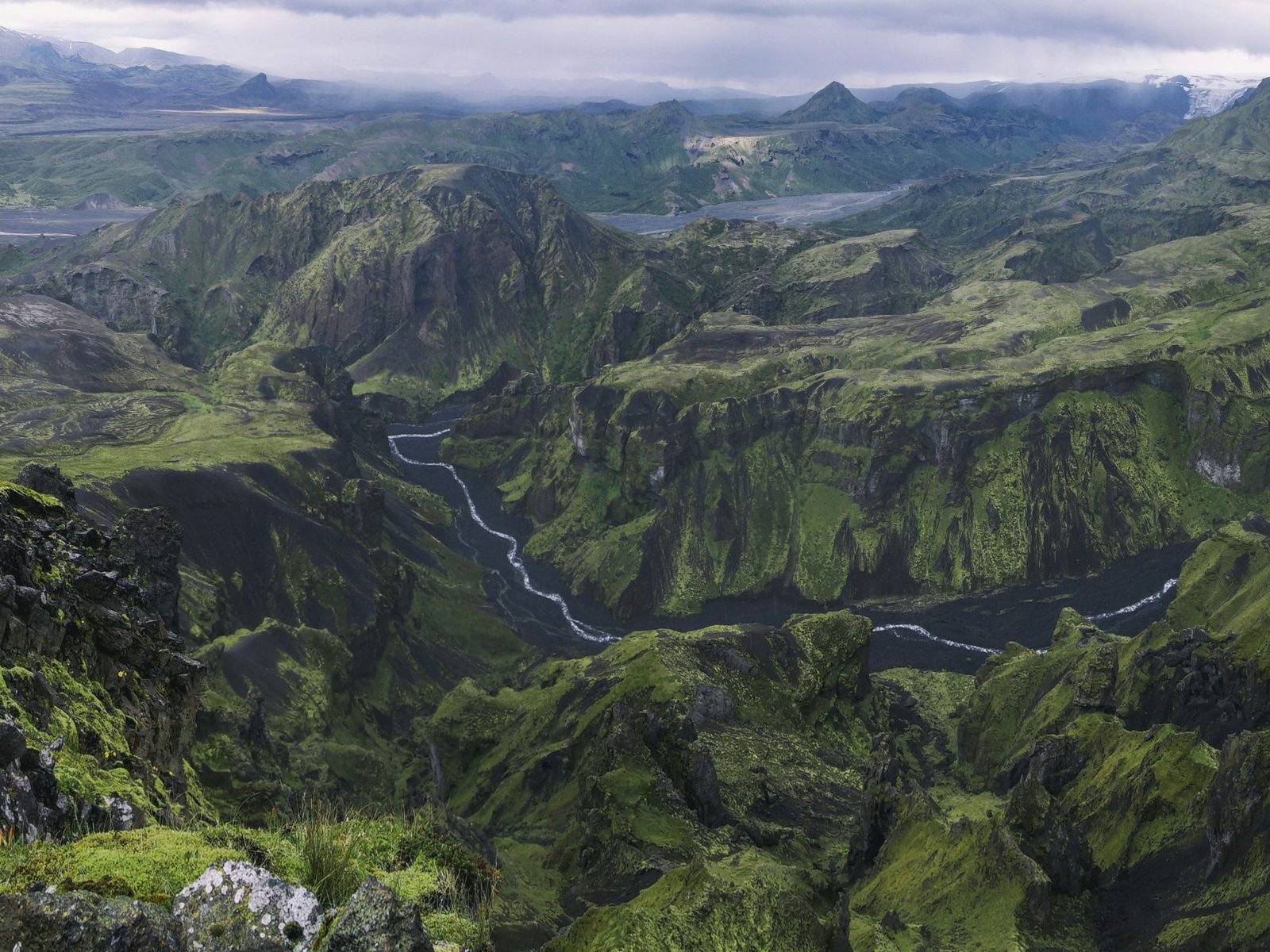 L'Islanda: una terra di ghiaccio e fuoco, dove la natura selvaggia regna sovrana. Un luogo perfetto per un viaggio di nozze indimenticabile, all'insegna dell'avventura e del romanticismo.