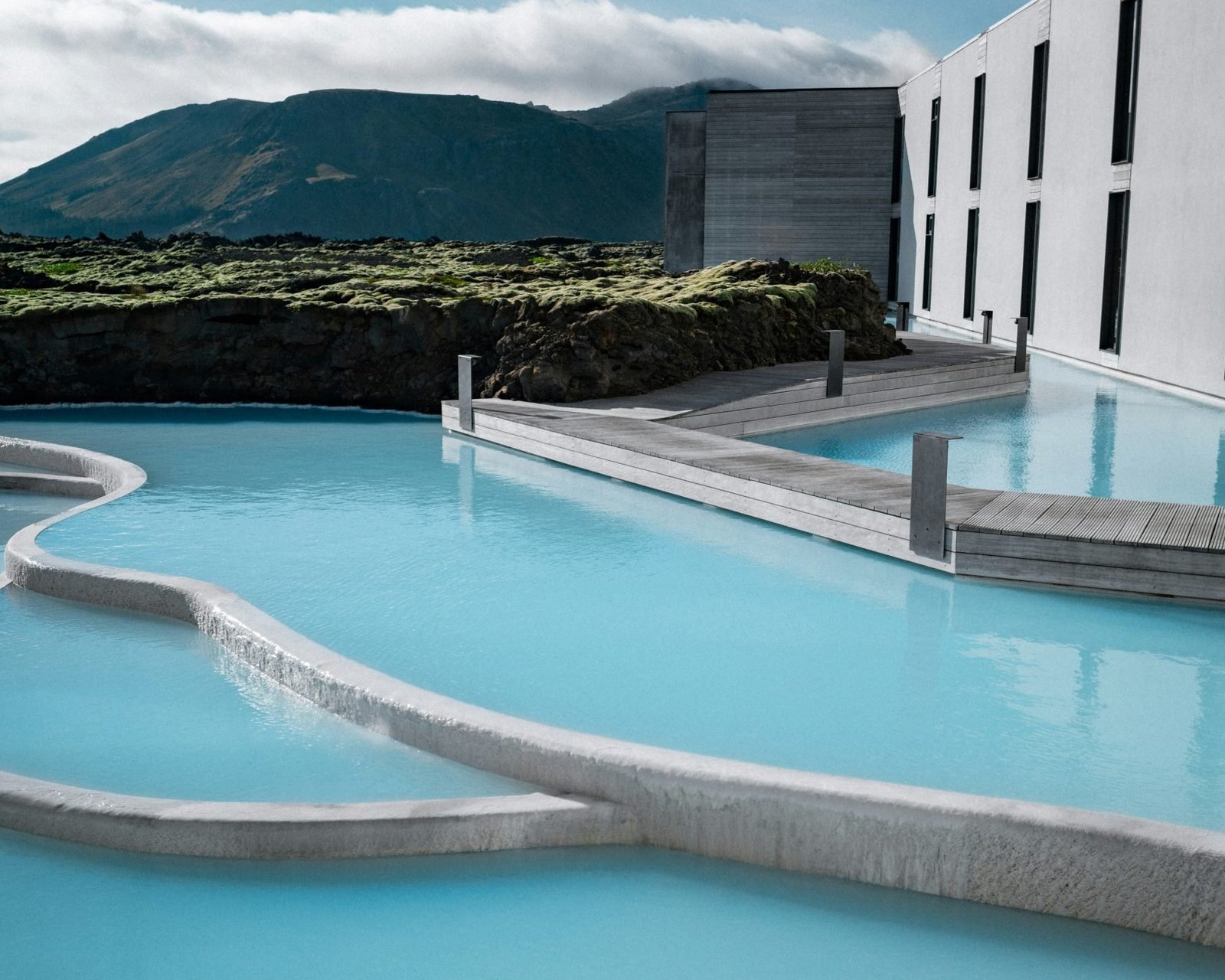 L'Islanda: una terra di ghiaccio e fuoco, dove la natura selvaggia regna sovrana. Un luogo perfetto per un viaggio di nozze indimenticabile, all'insegna dell'avventura e del romanticismo.