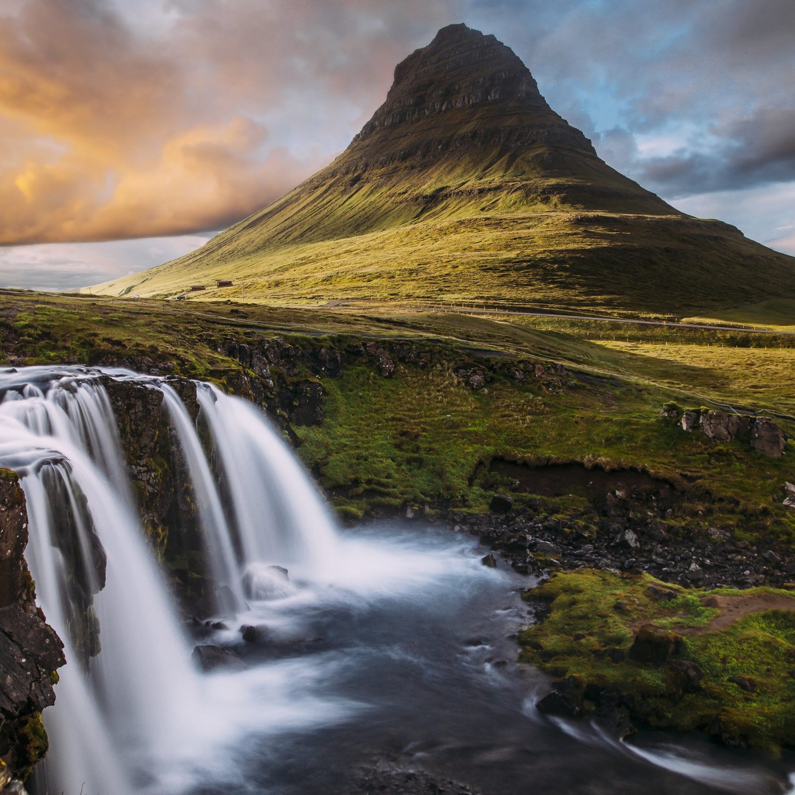 L'Islanda: una terra di ghiaccio e fuoco, dove la natura selvaggia regna sovrana. Un luogo perfetto per un viaggio di nozze indimenticabile, all'insegna dell'avventura e del romanticismo.