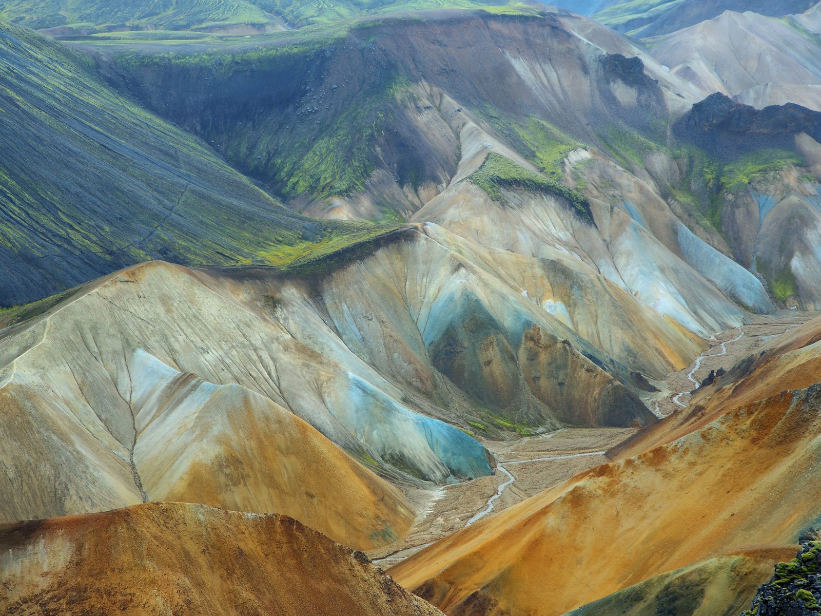 L'Islanda: una terra di ghiaccio e fuoco, dove la natura selvaggia regna sovrana. Un luogo perfetto per un viaggio di nozze indimenticabile, all'insegna dell'avventura e del romanticismo.