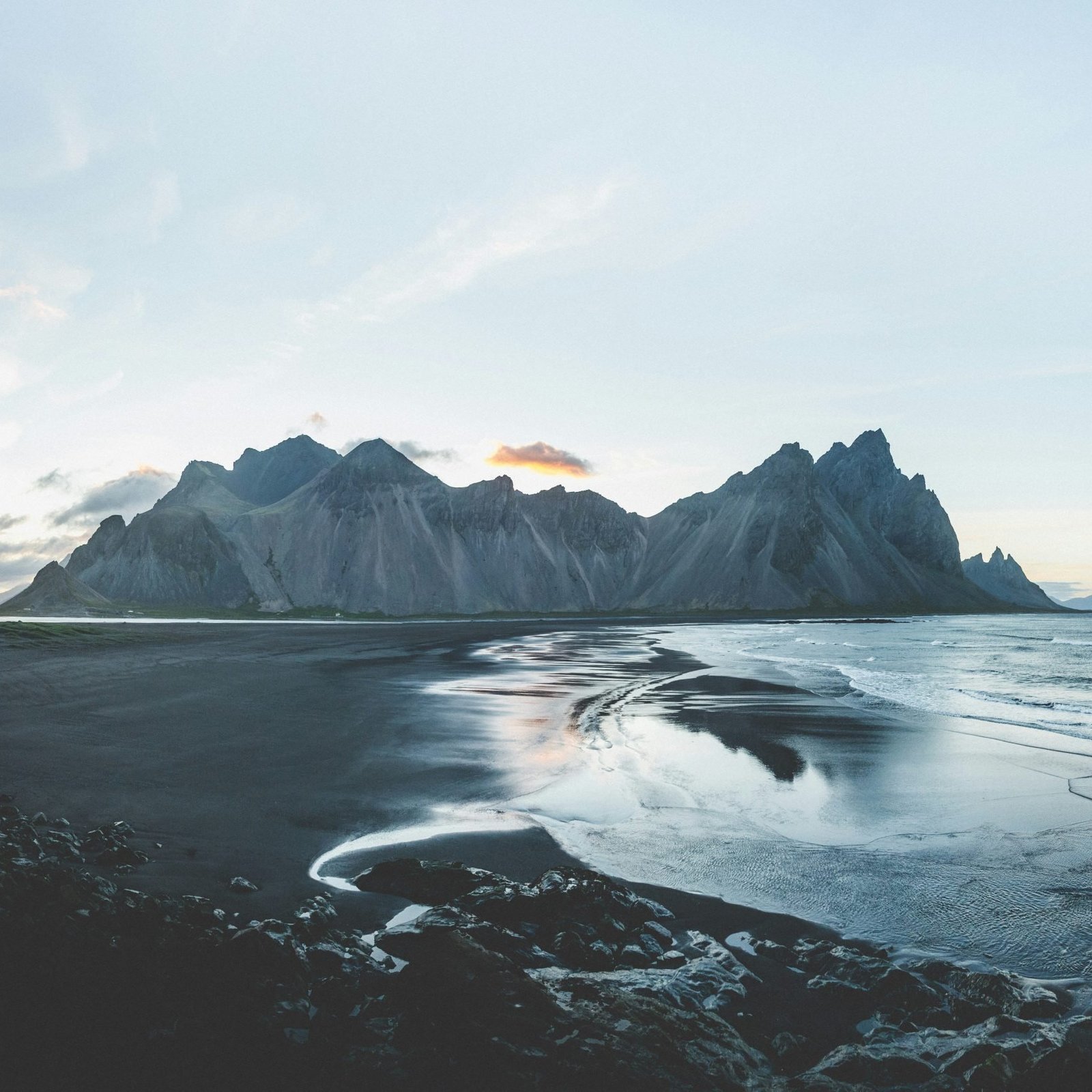 L'Islanda: una terra di ghiaccio e fuoco, dove la natura selvaggia regna sovrana. Un luogo perfetto per un viaggio di nozze indimenticabile, all'insegna dell'avventura e del romanticismo.