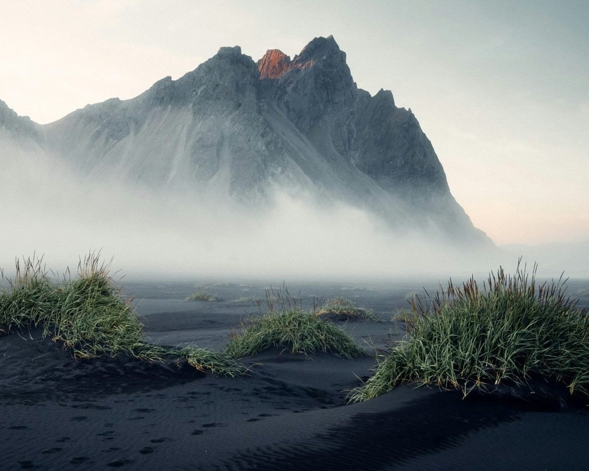 L'Islanda: una terra di ghiaccio e fuoco, dove la natura selvaggia regna sovrana. Un luogo perfetto per un viaggio di nozze indimenticabile, all'insegna dell'avventura e del romanticismo.