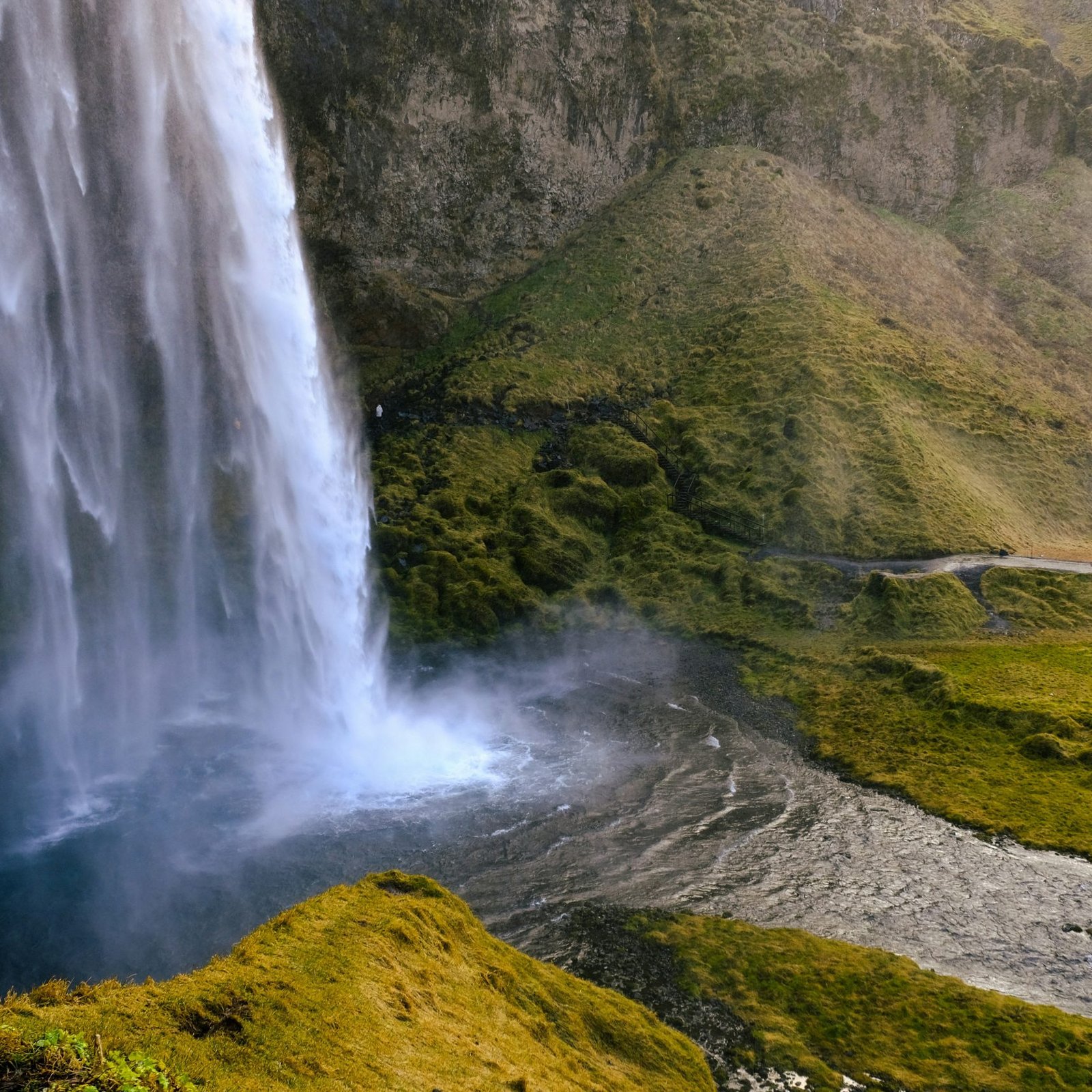 L'Islanda: una terra di ghiaccio e fuoco, dove la natura selvaggia regna sovrana. Un luogo perfetto per un viaggio di nozze indimenticabile, all'insegna dell'avventura e del romanticismo.