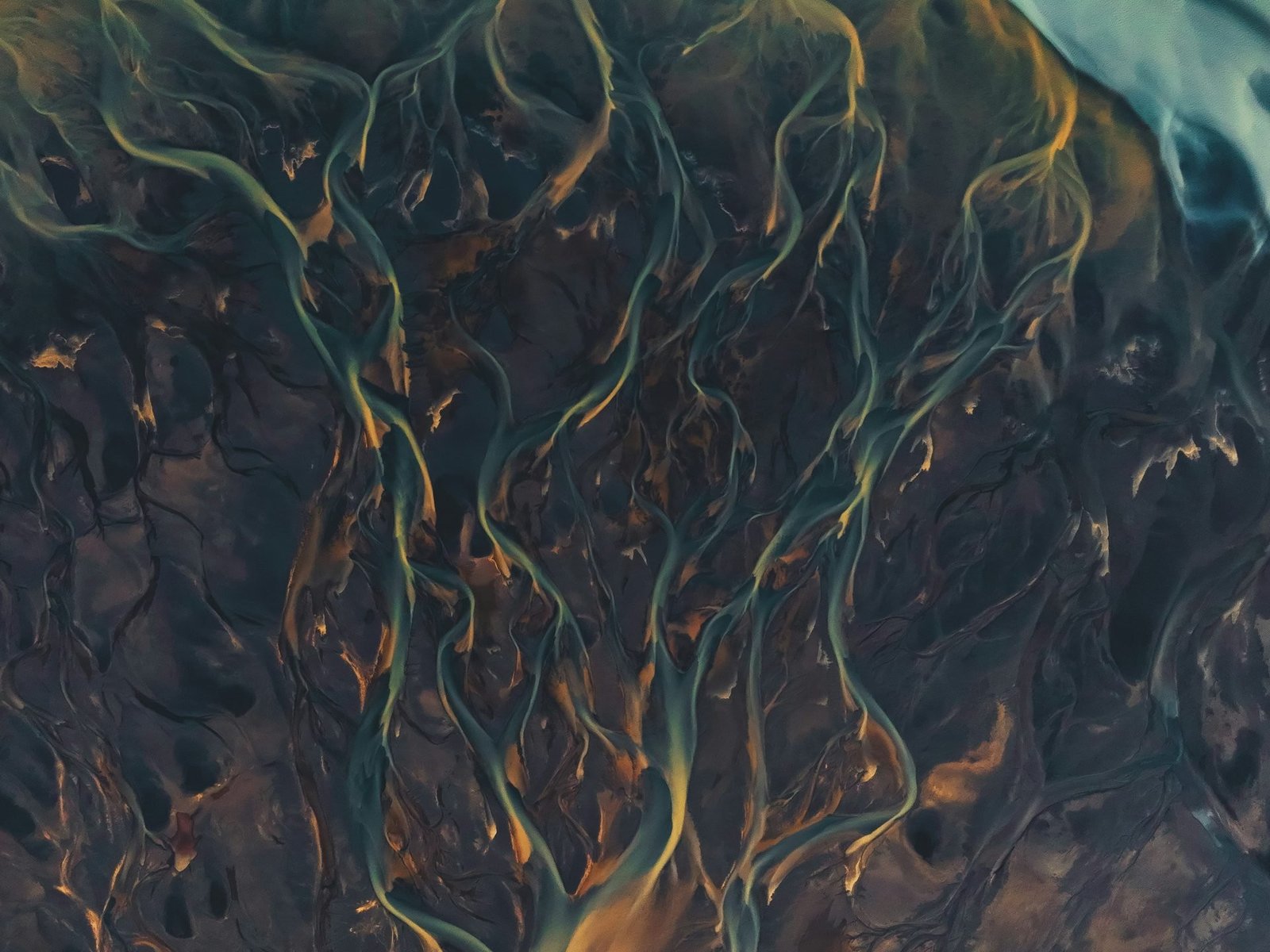 L'Islanda: una terra di ghiaccio e fuoco, dove la natura selvaggia regna sovrana. Un luogo perfetto per un viaggio di nozze indimenticabile, all'insegna dell'avventura e del romanticismo.