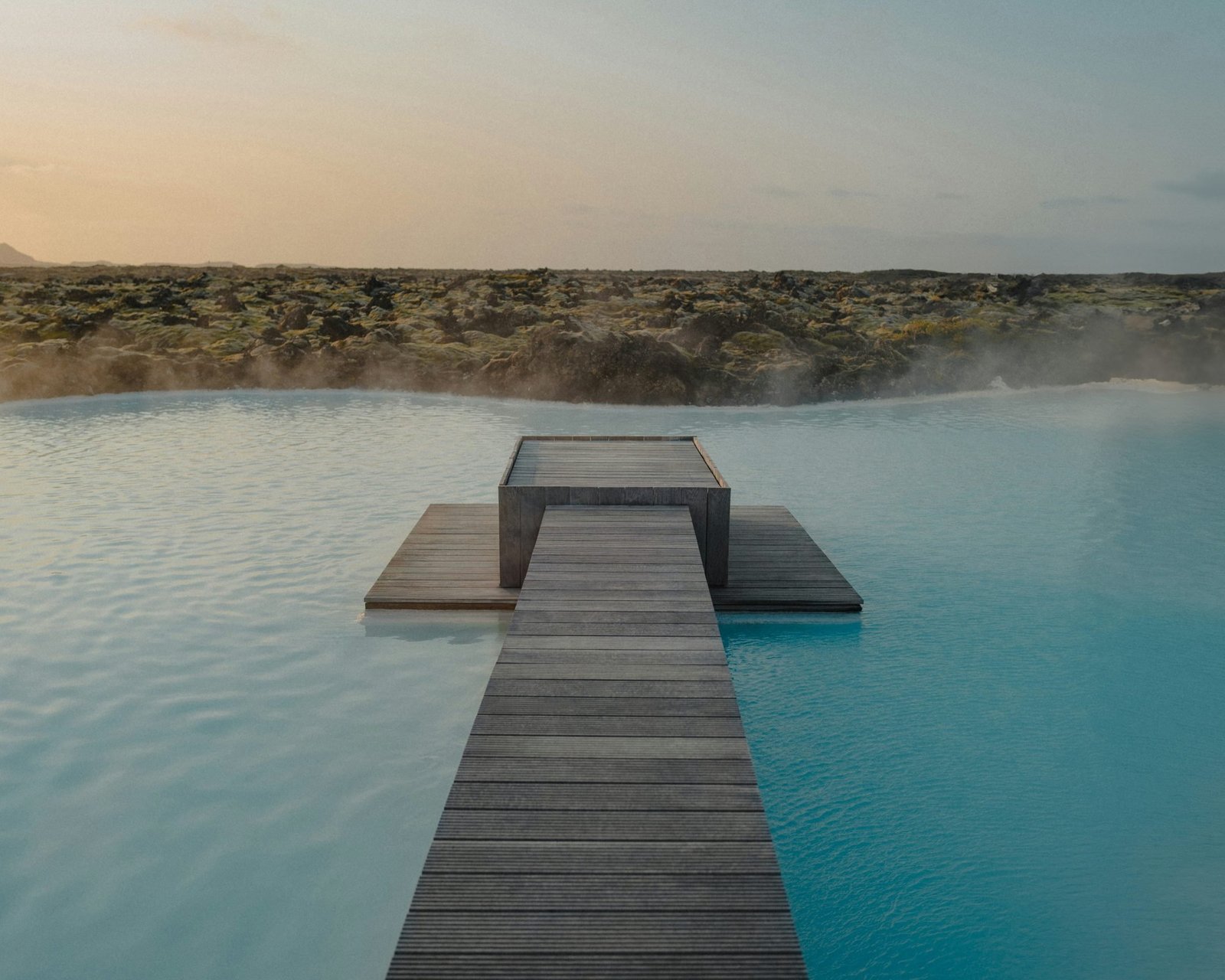 L'Islanda: una terra di ghiaccio e fuoco, dove la natura selvaggia regna sovrana. Un luogo perfetto per un viaggio di nozze indimenticabile, all'insegna dell'avventura e del romanticismo.