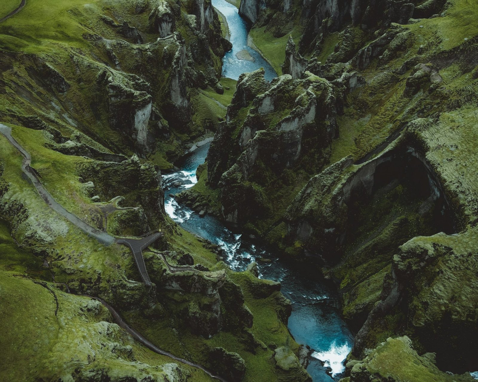 L'Islanda: una terra di ghiaccio e fuoco, dove la natura selvaggia regna sovrana. Un luogo perfetto per un viaggio di nozze indimenticabile, all'insegna dell'avventura e del romanticismo.